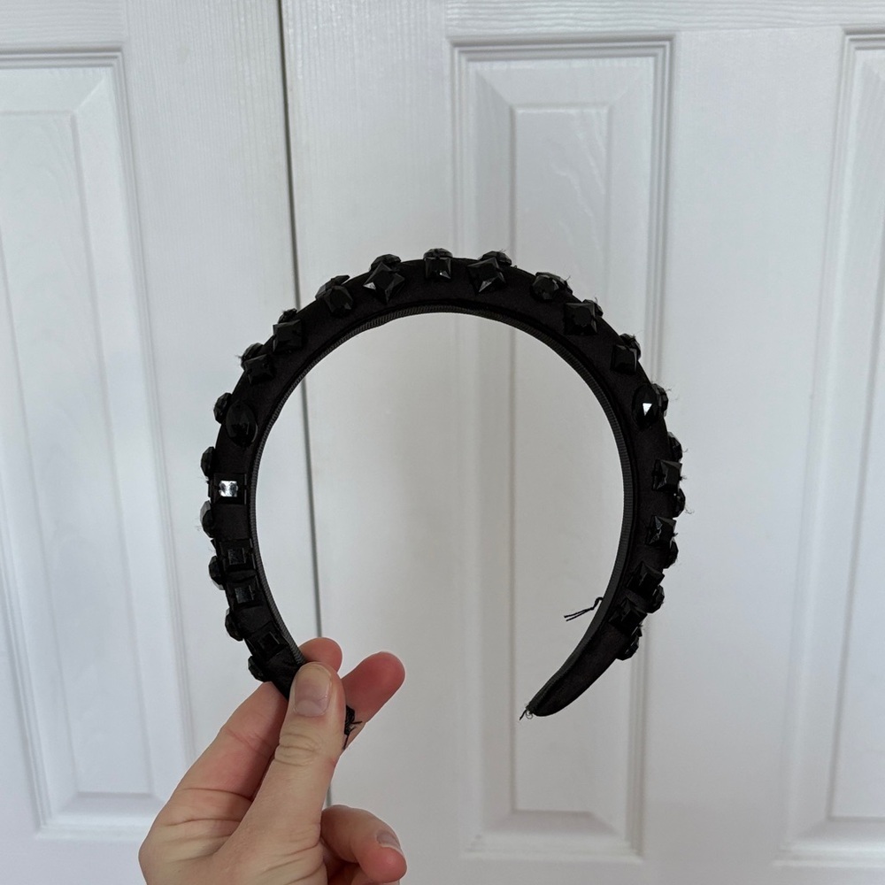 Black headband.